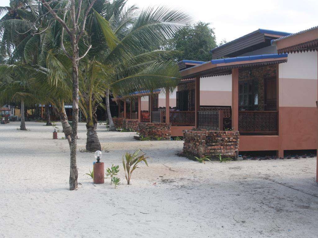 Du finder flere resorts og små overnatningssteder hvor der er mulighed for at leje en bungalow på stranden