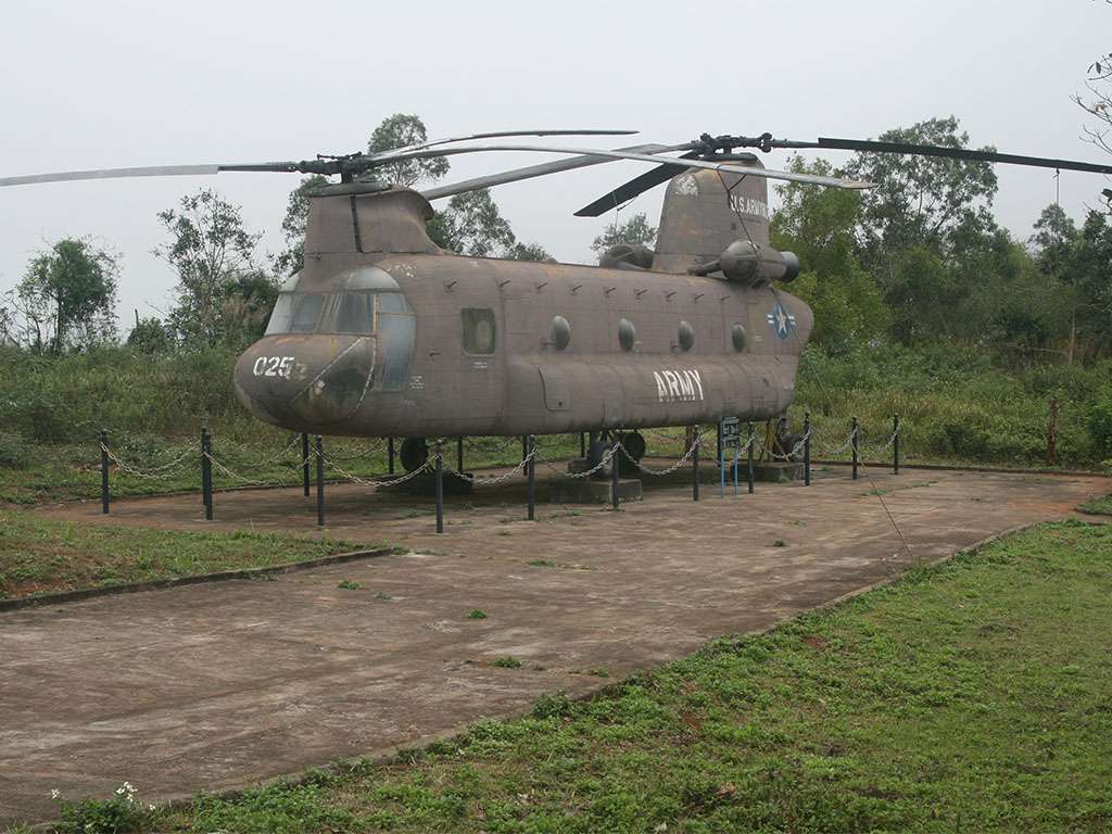 Billedet af helikopteren er taget ved Khe Sanh militærbasen i Centralvietnam. Basen var placeret ved den 17. breddegrad der delte landet i et Syd og Nord. Amerikanerne krydsede aldrig den 17.breddegrad med landtropper, men grænsen var stærk bevogtet på begge sider. Billedet af helikopteren er taget ved Khe Sanh militærbasen i Centralvietnam. Basen var placeret ved den 17. breddegrad der delte landet i et Syd og Nord. Amerikanerne krydsede aldrig den 17.breddegrad med landtropper, men grænsen var stærk bevogtet på begge sider.