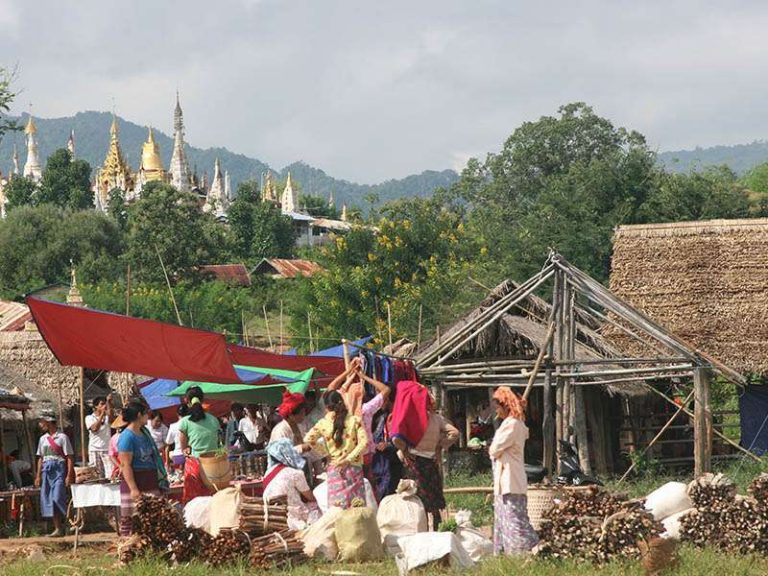 Markedsplads ved Inle Søen. Myanmar, også kendt som “Pagodernes land” har mere end 500.000 munke. Munke har gennem historien haft stor betydning også i det politiske rum både som opponerende mod det britiske kolonistyre og militærjuntaen