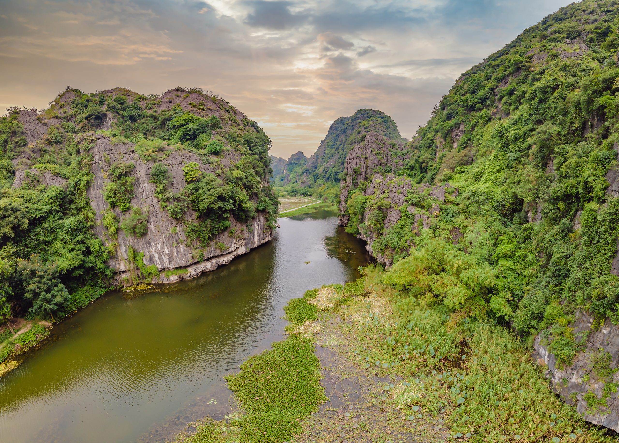 the-majestic-scenery-on-ngo-dong-river-in-tam-coc-2025-10-15-20-18-59-utc https://asientravel.dk/wp-content/uploads/2025/10/the-majestic-scenery-on-ngo-dong-river-in-tam-coc-2025-10-15-20-18-59-utc-scaled.jpg