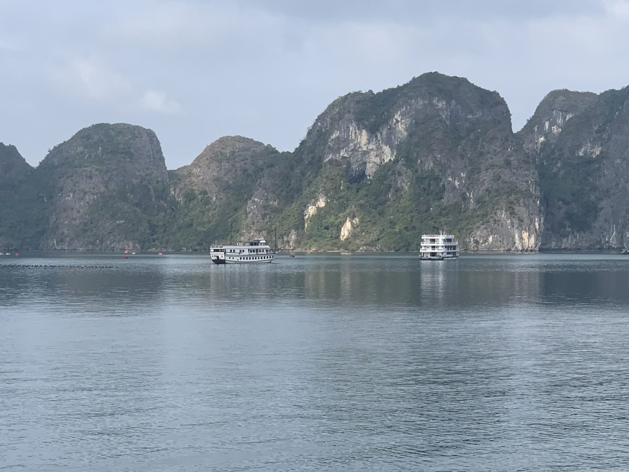 En bådtur gennem Hạ Long-bugten i det nordøstlige Vietnam.