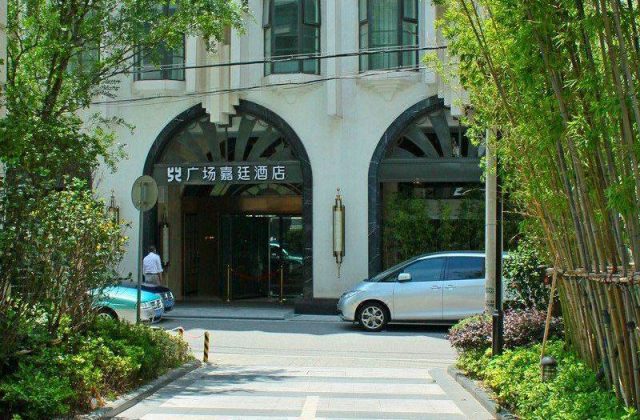 Kingtown Hotel Plaza Shanghai - entrance