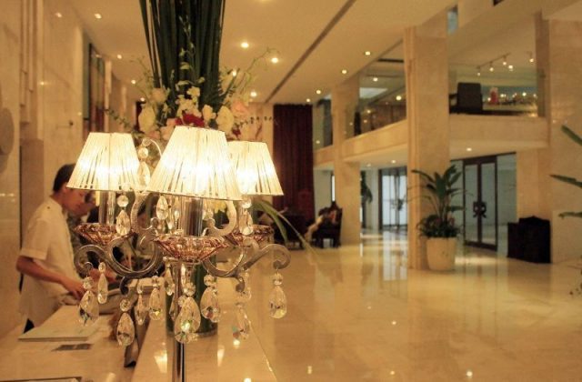 Kingtown Hotel Plaza Shanghai - front desk