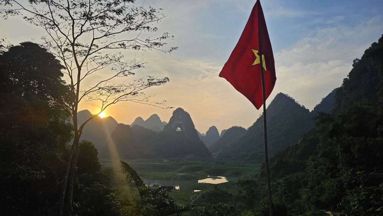 Vietnamesisk flag med udsigt over bjergene i Cao Bang Vietnamesisk flag med udsigt over bjergene i Cao Bang