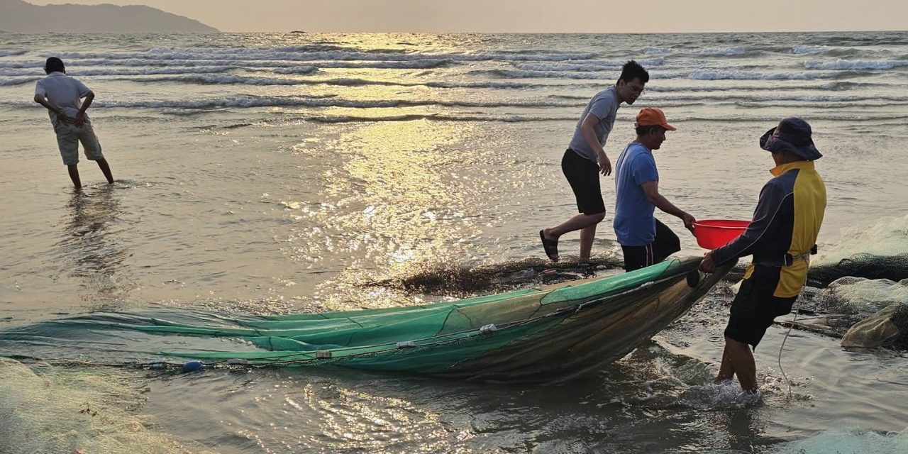 Fiskerliv på stranden i Da Nang