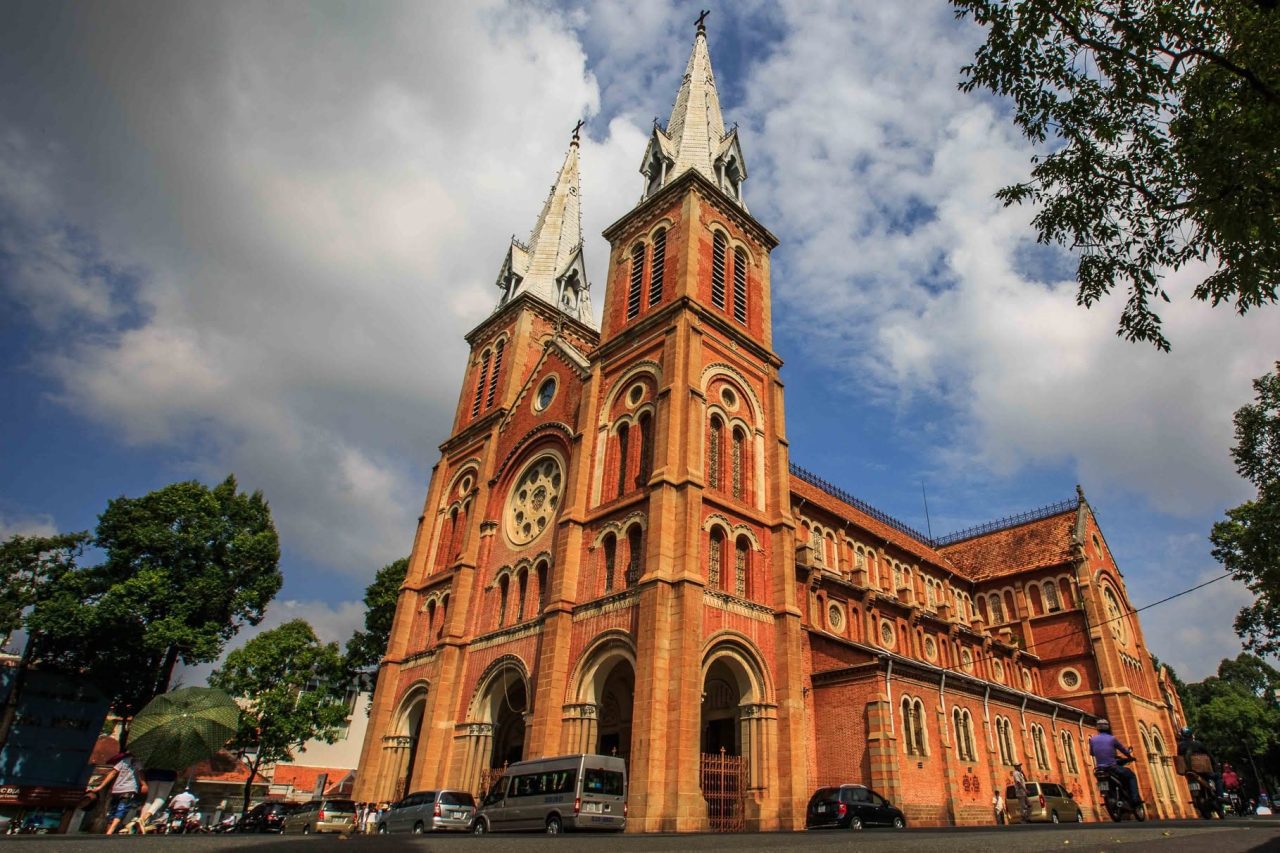 Notre Dame-katedralen i Ho Chi Minh City set fra pladsen